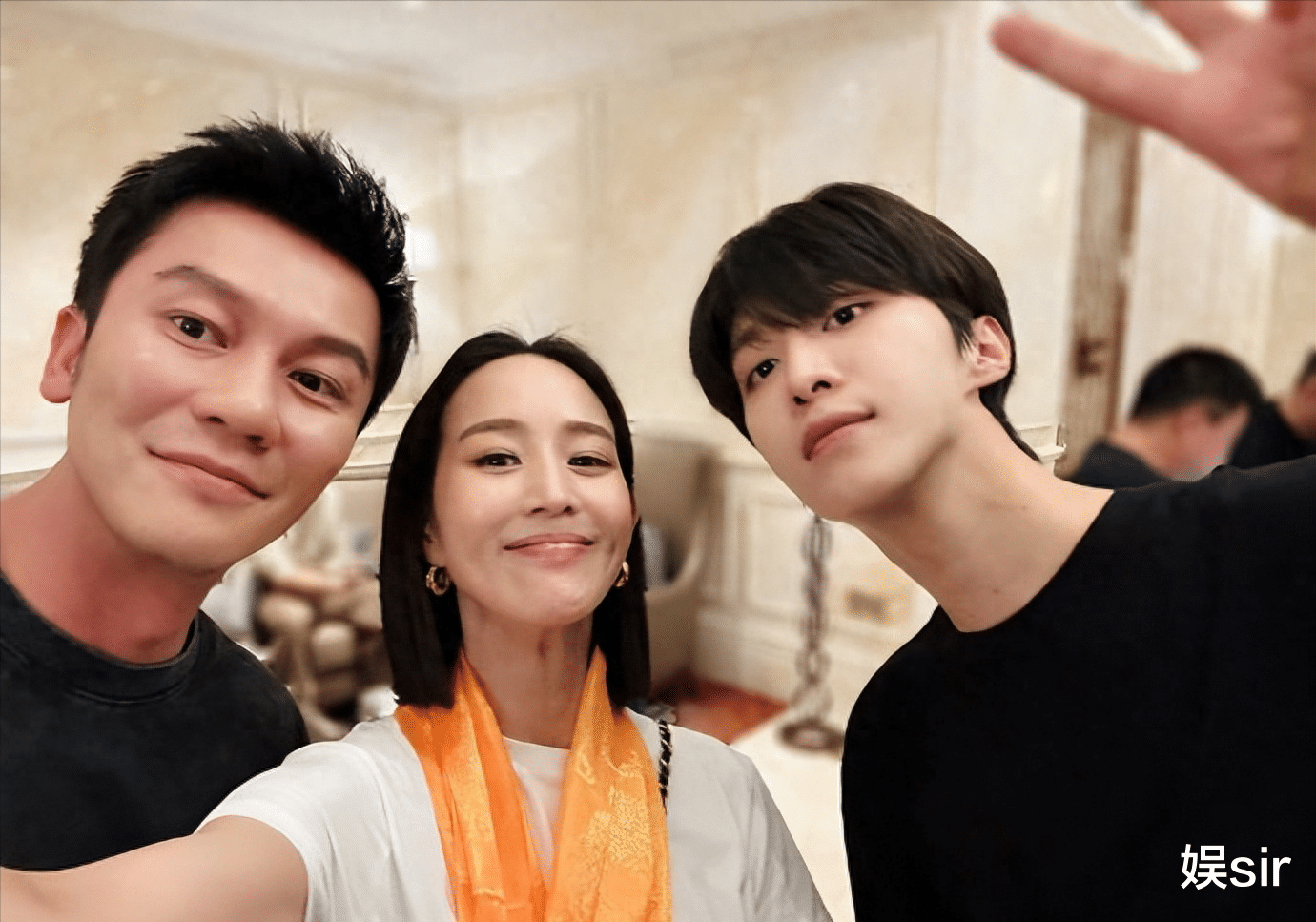 离谱瓜!52岁“姐弟恋专业户”闫妮和44岁李晨恋爱了?李晨方回应了