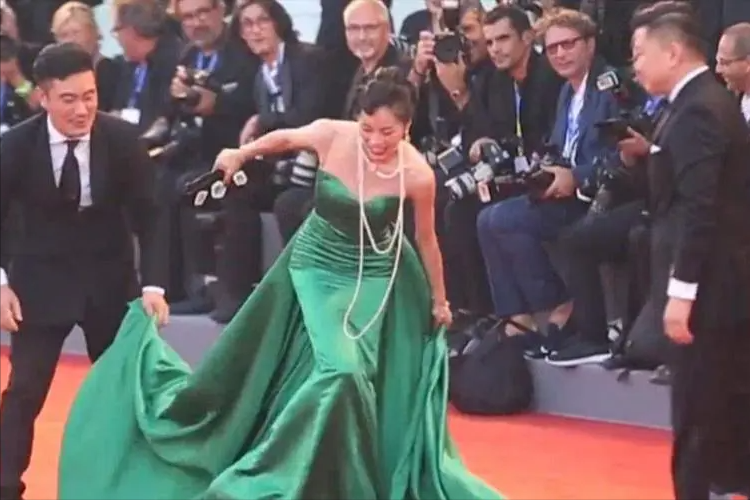 央视“照妖镜”又来了，痘坑脸、浮肿眼，明星的真实样貌全暴露了