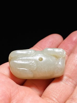 和田玉籽料|清 和田玉籽料留皮 玉虎 虎形 挂件把件