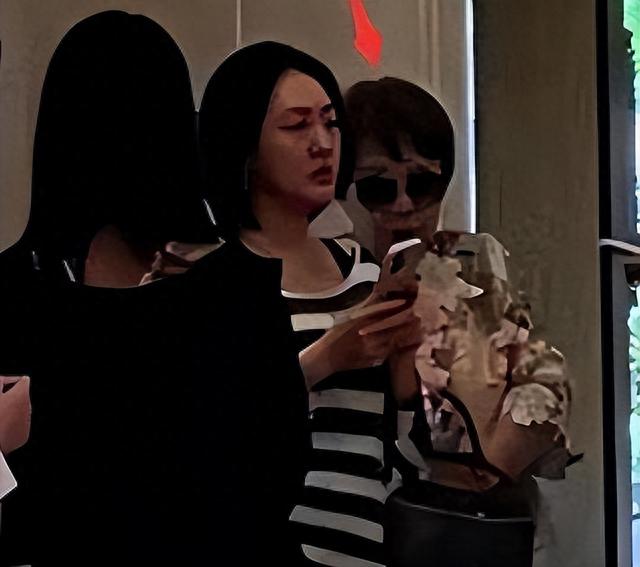 许雅钧私生子认祖归宗!小S双眼红肿,打扮似保姆,疑净身出户