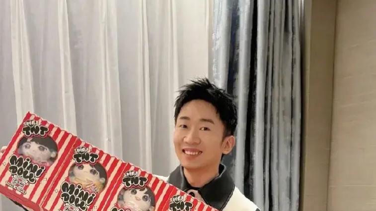 明星们收到廉价礼物的反应，揭开了娱乐圈的残酷“潜规则”！