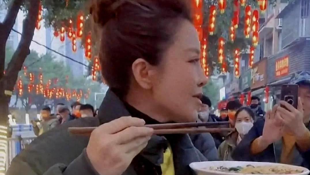 央视女主播在重庆1段街拍视频流出，打脸多少人：请戒掉高傲的姿态