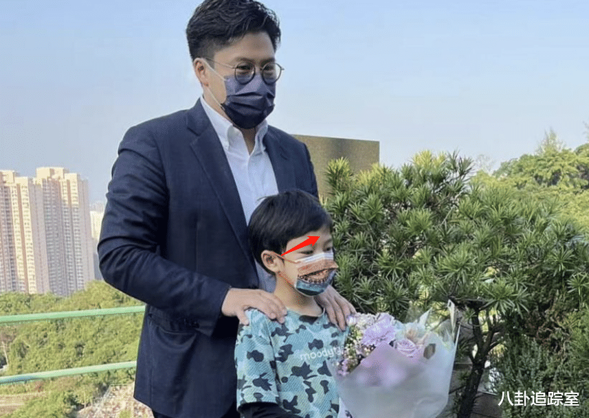 霍启刚携子祭拜霍英东，10岁Lawrence眉头紧锁似不耐，未带郭晶晶