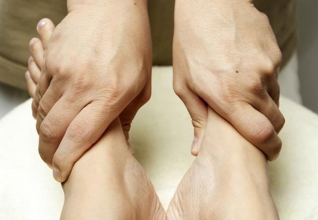 四肢凉 后背凉 肚子凉是阳虚没错 但心脾肾各不同 教你阳气从头补到脚