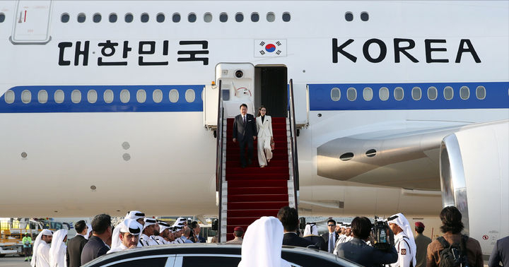 韩国第一夫人又去访问卡塔尔!白色套装配圆边框眼镜,职场精英范