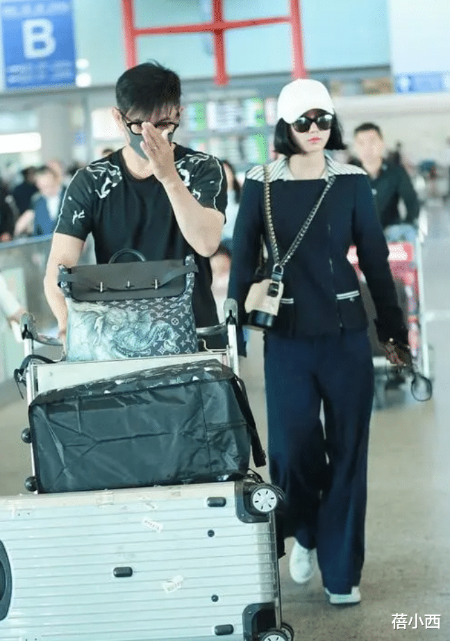 36岁刘诗诗和大17岁吴奇隆走机场,又瘦又会穿,把他熬成微胖大叔