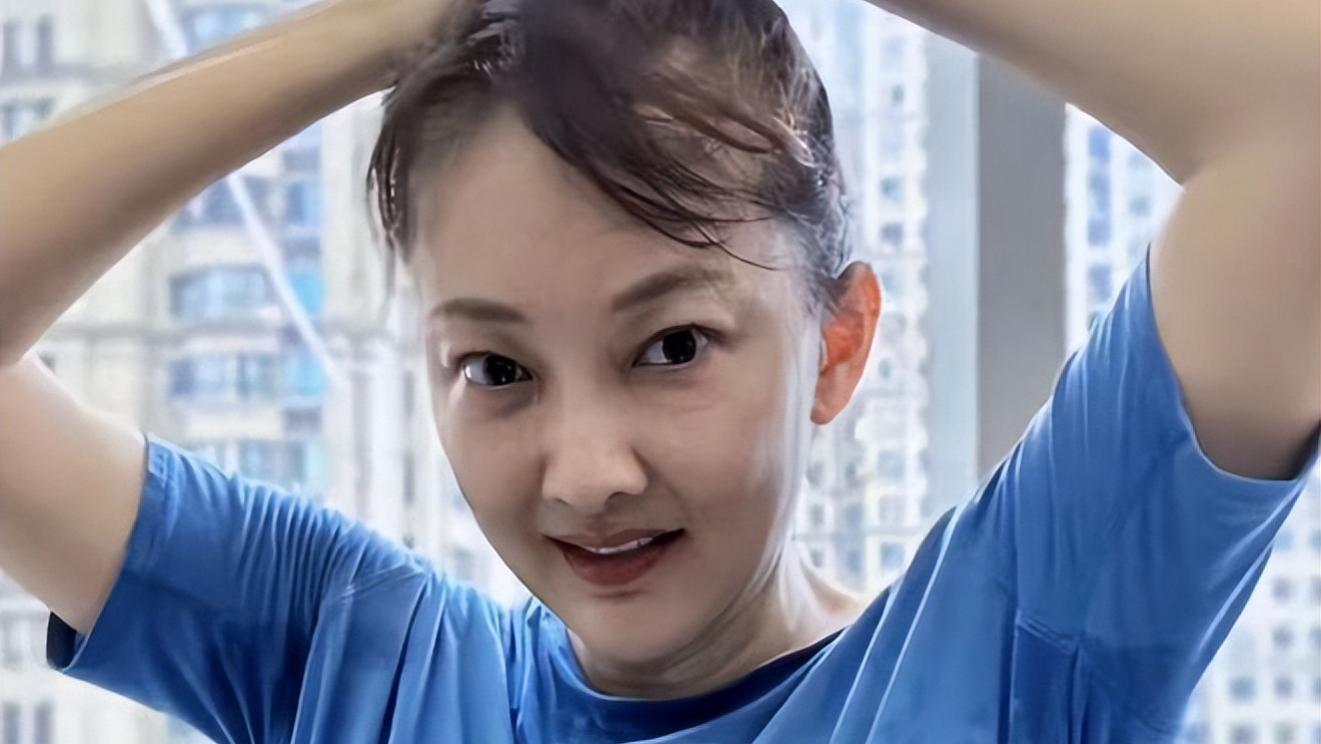 50岁牛莉高调晒美国生活，住富人区别墅，腋下汗湿放飞自我