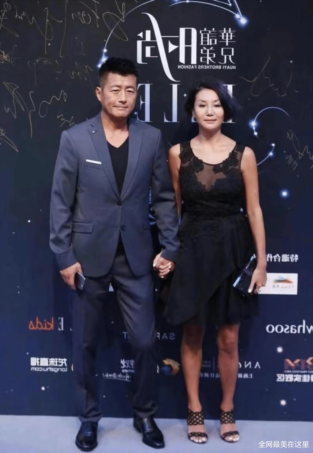 高曙光|高曙光爱惨了二婚娇妻,同框亮相牵手又搂腰,老婆穿纱裙性感妩媚