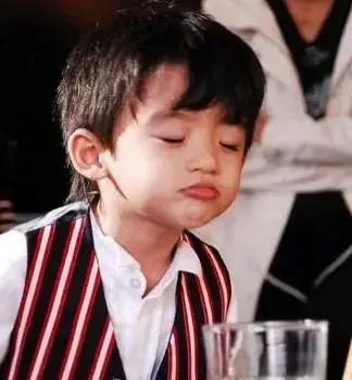 张柏芝|张柏芝情人节带3个儿子滑雪,Lucas颜值下降,老二很像谢霆锋