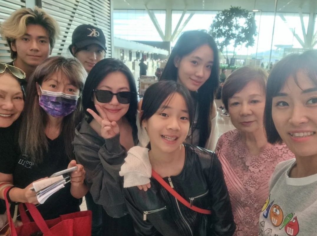 小S一家九口在韩国大合影!黄春梅被挤边上,婆婆穿粉衣抢足风头