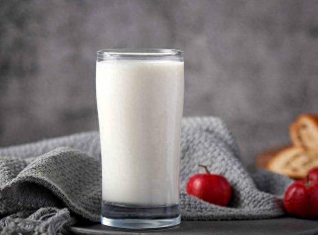 牛奶中全是防腐剂，不仅有毒还致癌？这3种“牛奶”才真的要少喝