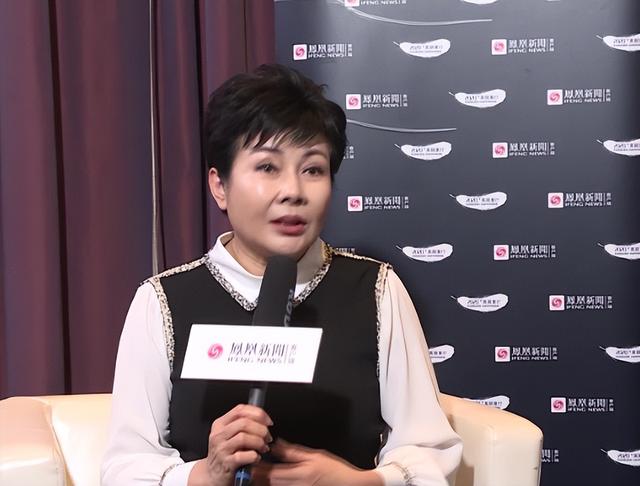 春晚|她是中国第一位女主持，上过3届春晚，成名后遭排挤，64岁仍未婚