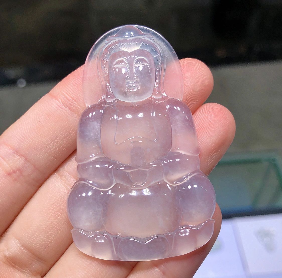 翡翠观音吊坠—财富与神圣