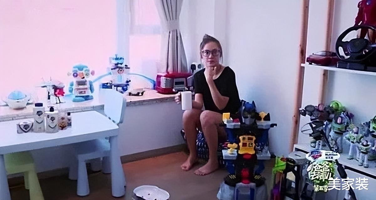 “山鸡哥”陈小春: 住着上亿豪宅,却连几件像样家具都没有!