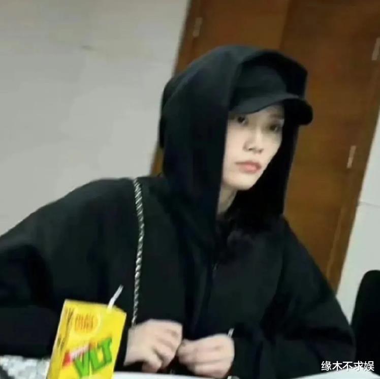 奚梦瑶腿受伤综艺喊停！何猷君清晨送其回上海，细节曝光引争议！