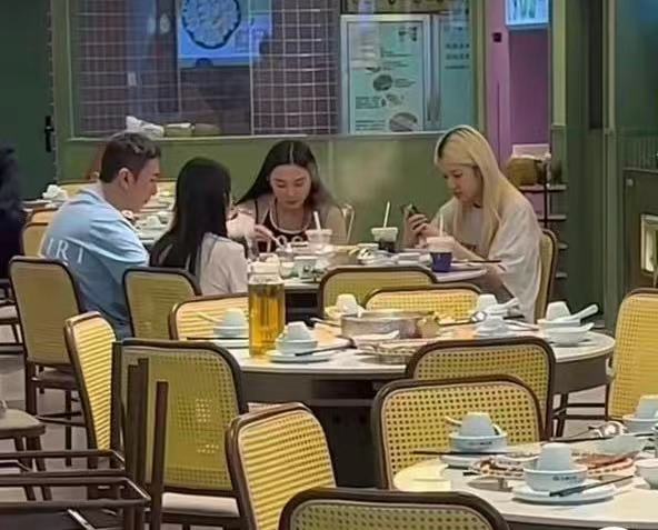 |王思聪暴瘦腿比女生细！戴2300万名表逛奢侈品店，身旁又换俩美女