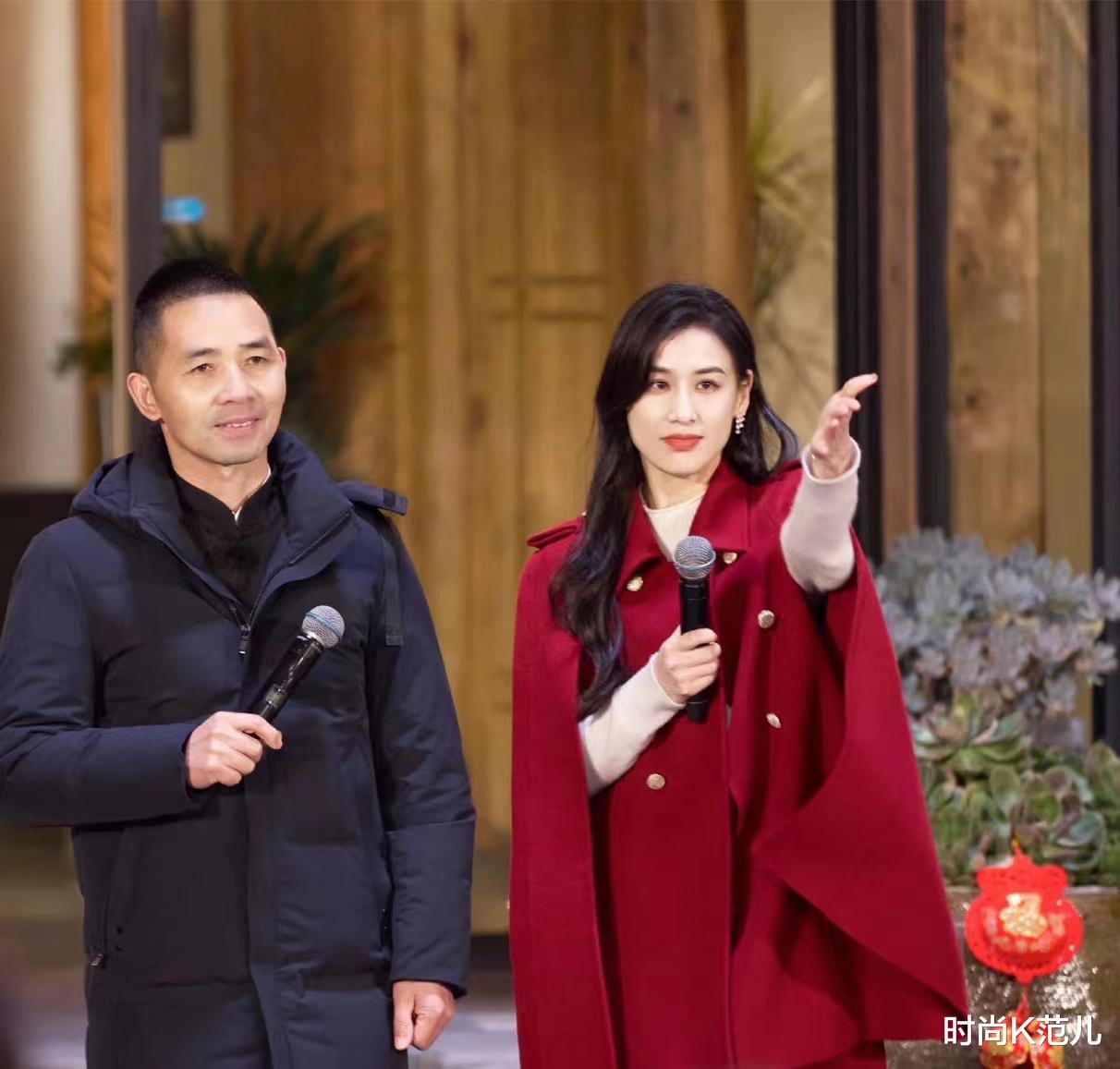 杨幂|黄圣依央视春节特别节目献唱,穿红色斗篷大衣,时尚又喜庆!