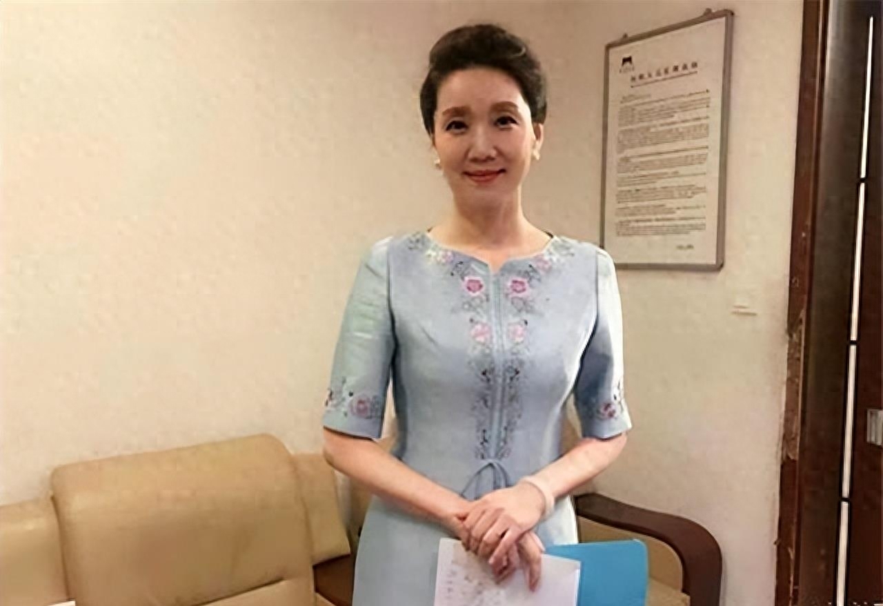 曾红过董卿的王小丫,二婚嫁大13岁副国级,今55岁无儿无女太凄凉