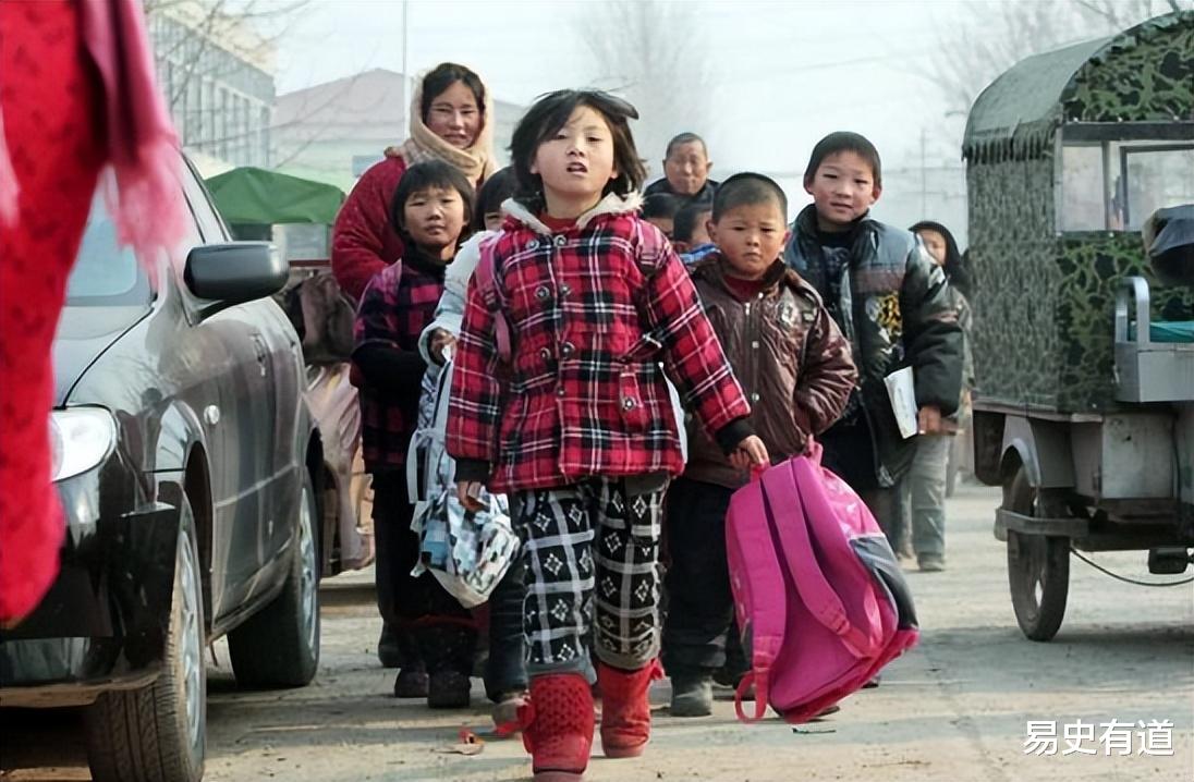 初三被迫退学,妹妹被骗爸爸让她拿钱,父亲去世后她多年不再回家