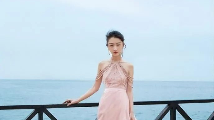 张艺谋又选出一位00后“谋女郎”，长相明艳，演技吊打刘浩存