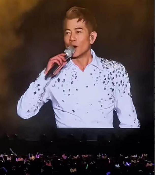 太油腻！郭富城杭州演唱会引争议，穿透视装、舞姿暴露，方媛在场