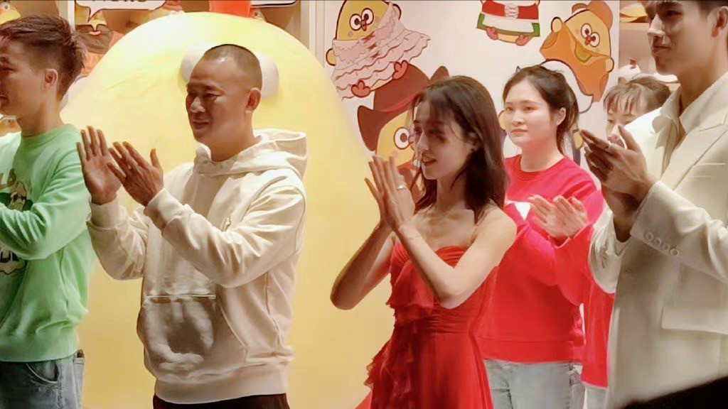 张子枫|张子枫出席品牌活动，整个人消瘦了很多，胸腔骨都清晰可见