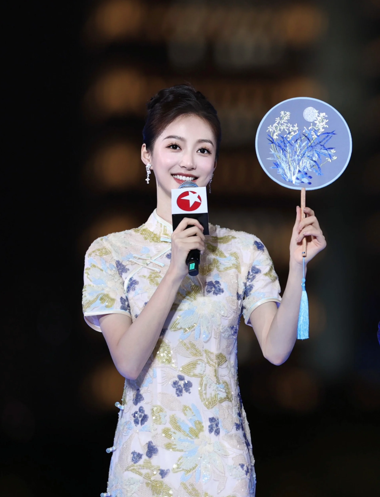 为什么她一出道即高峰?一身晚会旗袍,惊艳众人!