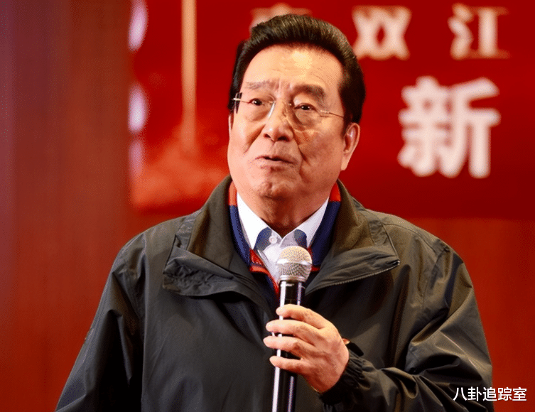 李双江妻子现身移民所，穿粉衬衣烫卷发似大妈，手拿文件低头不语