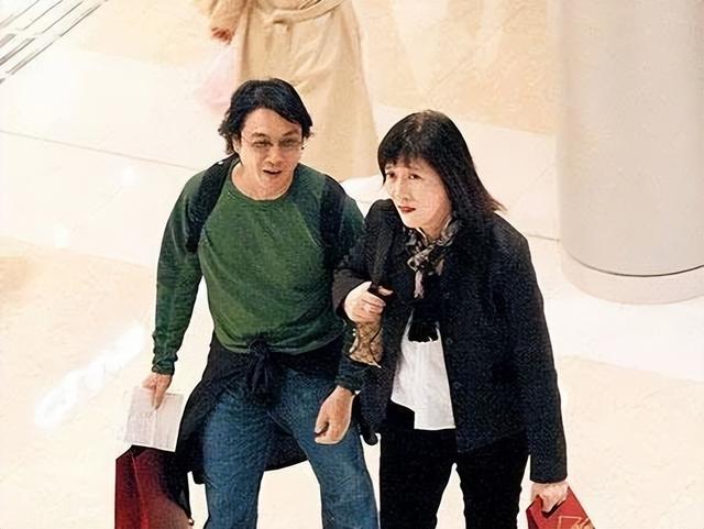 刘松仁|73岁TVB老戏骨曾因跌伤误传中风!娶小20岁空姐妻子至今不生育!