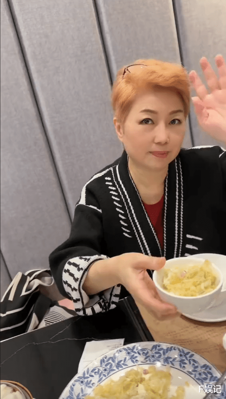 61岁江华和太太一起陪妈妈喝茶开心出镜 夫妻俩合体开直播唱歌