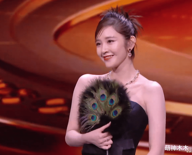 微光盛典太尴尬!何炅主持嘴瓢,颖儿蔡文静撞衫,嘉宾累到打呵欠