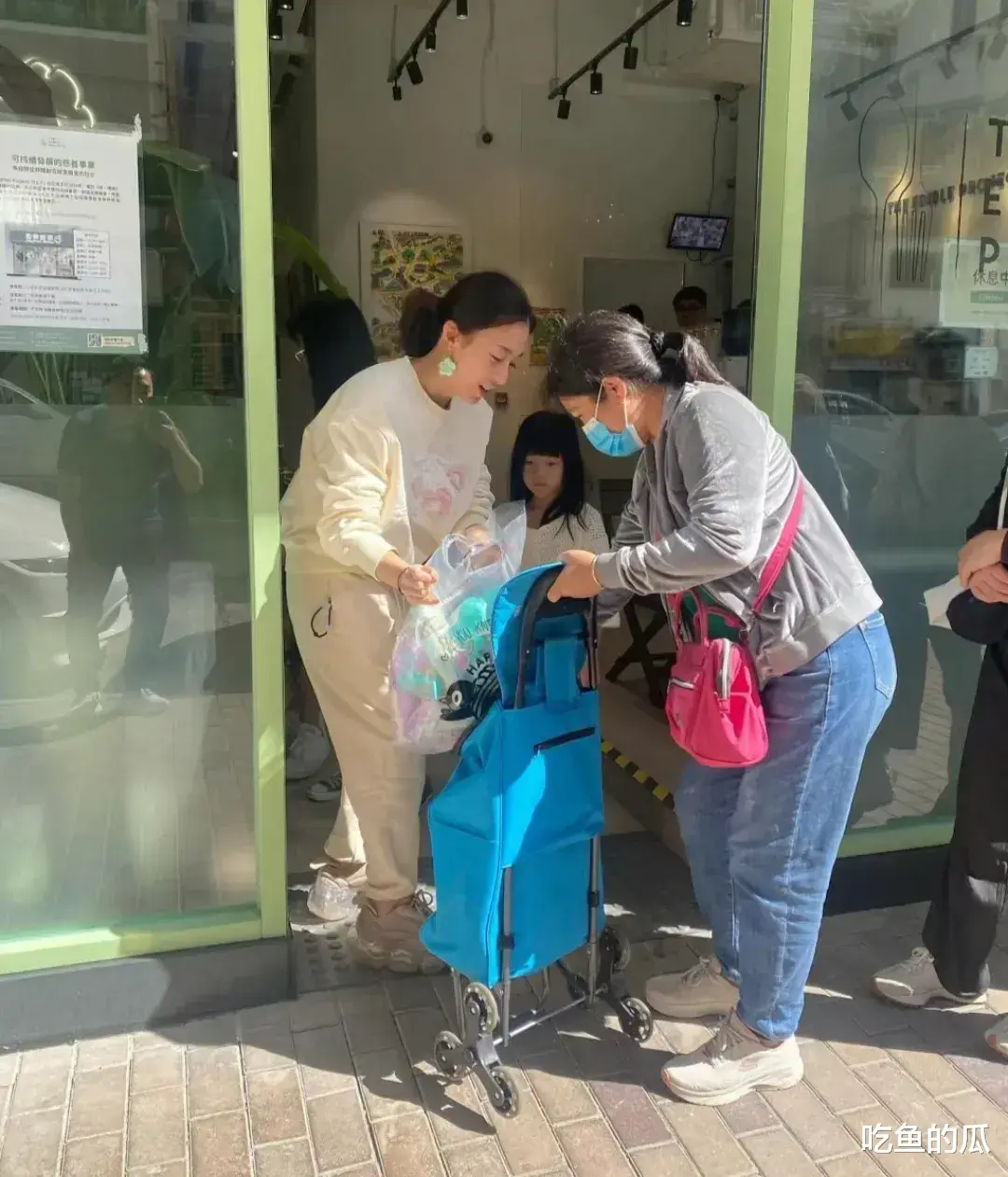 甘比小女儿近况：陪妈妈做公益，穿9块9鞋，过于安静显孤独