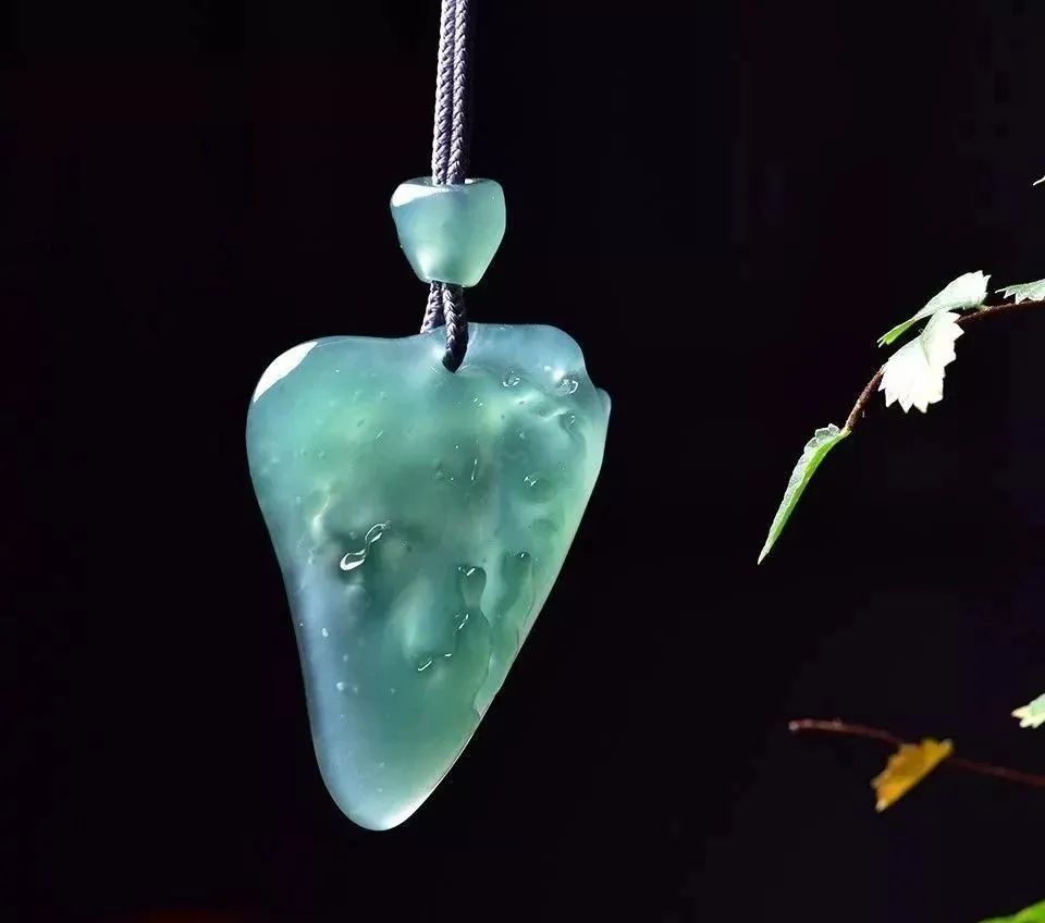 |小小的翡翠边角料,用独一无二的雕刻工艺,展现超美的作品!