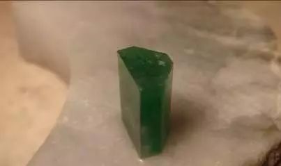 几百万的翡翠戒面，也是这样磨出来的