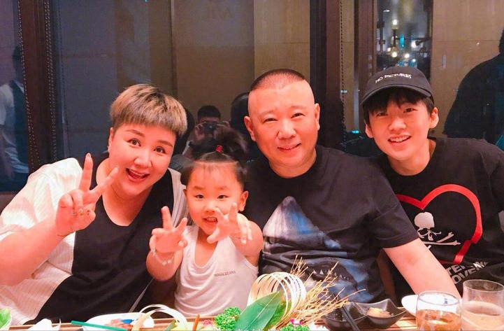 曝郭德纲移民澳洲住富人区,全家穿睡衣出门,8岁儿子不上学争议