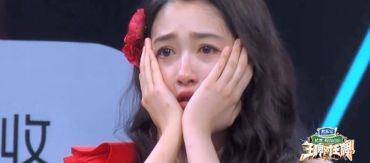 关晓彤生日遭整蛊,被甩锅摔碎上亿光碟,事后因自责抱头痛哭