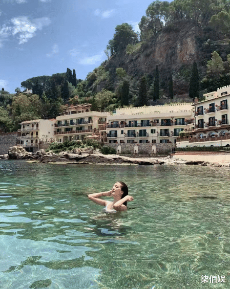 李湘|吴千语晒海边度假照，将自己晒得好黑，还大方展示满脸雀斑超真实