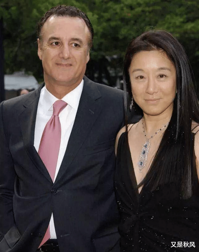 王薇薇:74岁却身穿露胯衣服,身形仍像少女,和54岁邓文迪像同龄