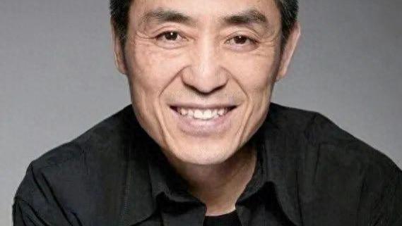 张艺谋小31岁娇妻和婆婆合照，土掉渣，网友：太有心机