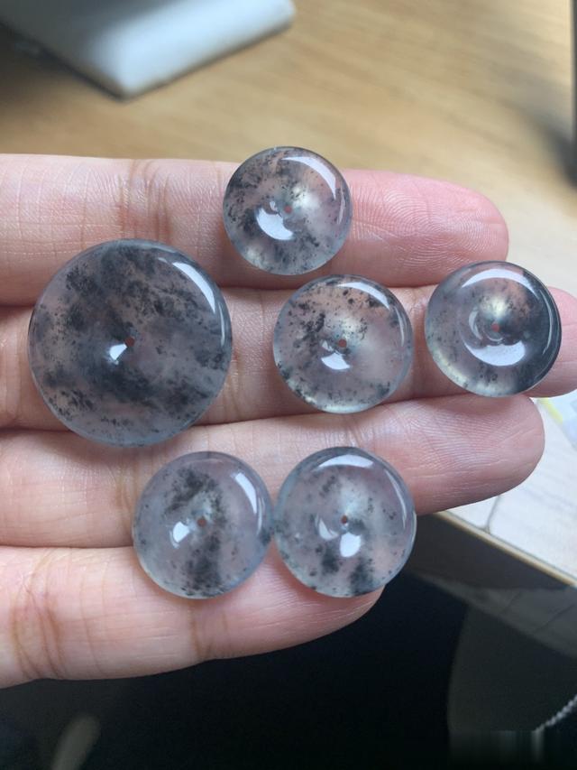 翡翠|翡翠中的特殊品种——乌鸡种