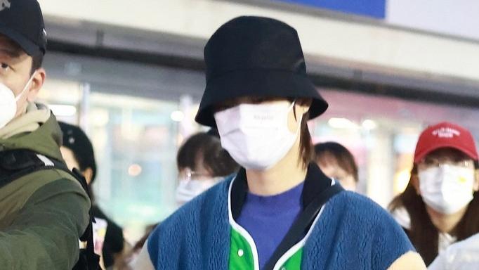 李宇春|李宇春机场随拍，拼色毛绒棒球服搭小脚裤，休闲帅气范十足！