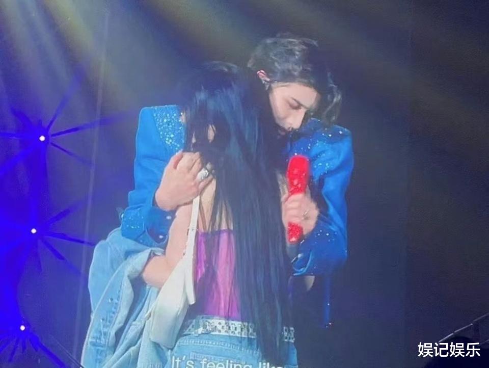 蔡徐坤跟W小姐亲密照曝光,女孩当时未满18岁,称其一直很谨慎