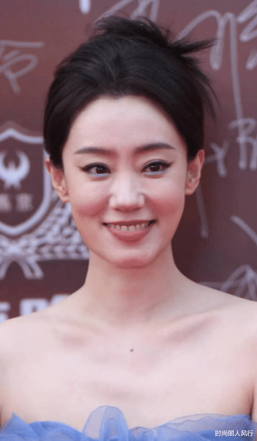 柳岩|华表奖红毯生图真敢拍!张小斐妆浓显老柳岩脸僵,44岁阿娇比baby美