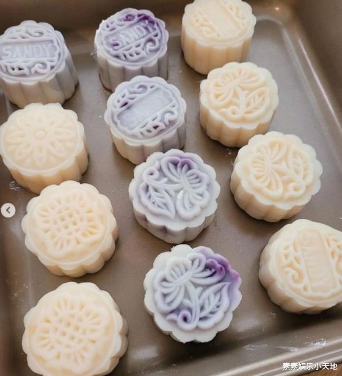 36岁女友陪72岁李龙基过中秋迎国庆，女友在豪宅中秀恩爱