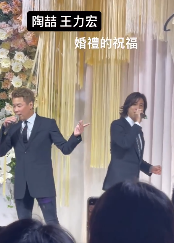 王力宏|王力宏露面参加好友婚礼,留长发脸黑显憔悴,与美女合影大变样