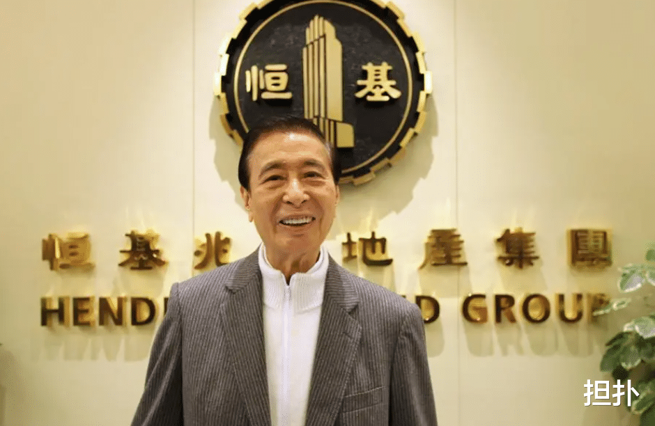 自己单身了30多年，大儿子60岁也是单身，小儿子却花7亿娶名模