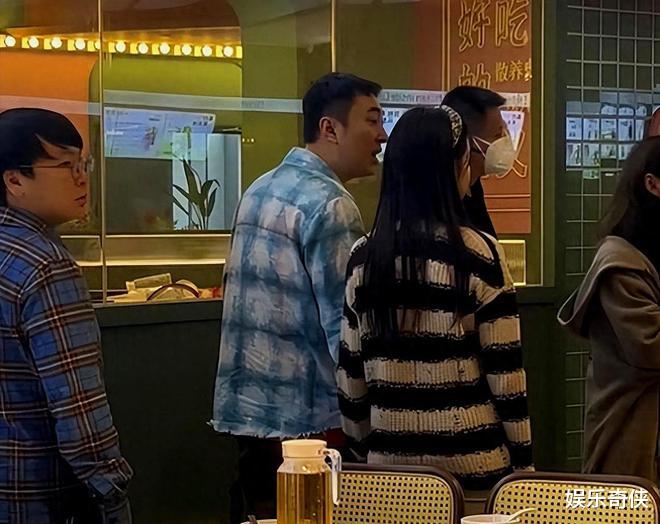 王思聪带女友现身三亚，似与店员发生争执，斥责对方：你当我傻子