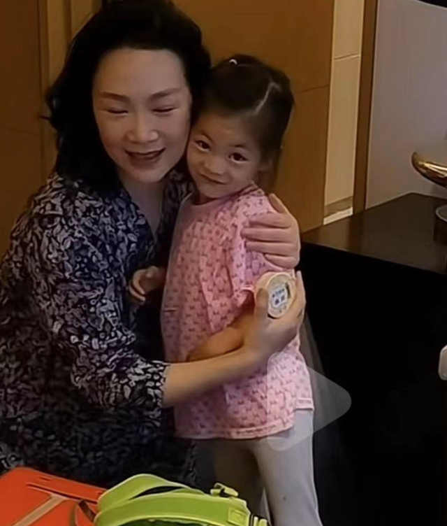 破·局|她被誉为军中花仙子，连续15年上春晚，男友患癌离世，52岁仍单身