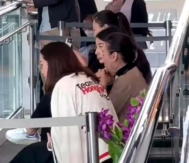 郭晶晶|郭晶晶现身花样滑冰公开赛,素颜露面状态获赞,大口吃干粮接地气