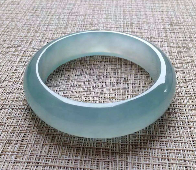 翡翠|蓝水静谧晴水淡雅,两种翡翠名字相似,风格却各有千秋